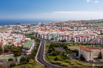 Naklejka premium Widok z lotu ptaka na dzielnicę mieszkaniową Santa Cruz de Tenerife na Wyspach Kanaryjskich Teneryfy. Hiszpania