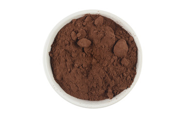 Cacao en polvo en un bol de porcelana sobre fondo blanco
