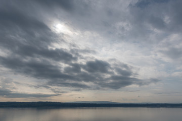 Wolken über dem Wasser im See