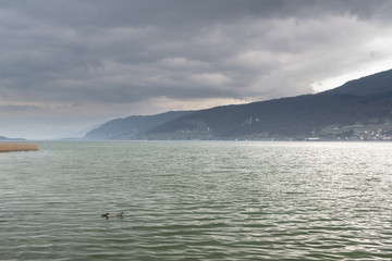 Obraz na płótnie Canvas Seelandschaft vor Gewitter - Unwetter über Wasser
