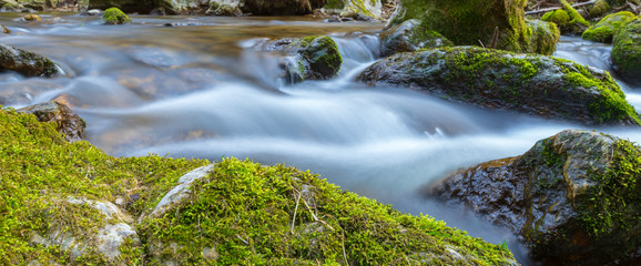 Panorama Bach mit Wasser und Felsen