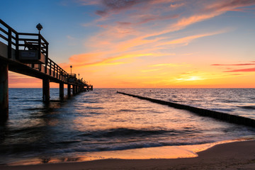 Pier, Seebrücke Koserow im Sonnenaufgang, Blaue Stunde. Bootsanleger. Ostsee, Insel Usedom_001