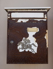 Alte, verrostete, verwitterte  Postkästen, an einer Hauswand in Portugal 
Old, rusted, weathered...
