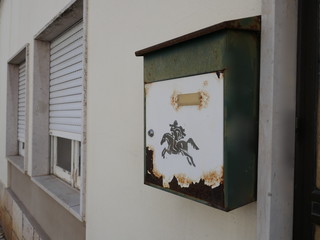Alte, verrostete, verwitterte  Postkästen, an einer Hauswand in Portugal 
Old, rusted, weathered mailboxes, on a house wall in Portugal
