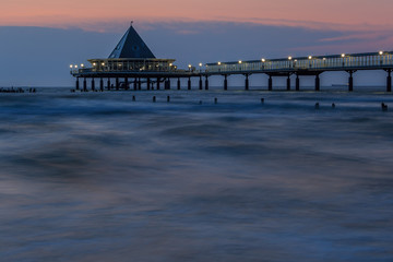 Pier, Seebrücke Heringsdorf im Sonnenaufgang, Blaue Stunde. Pyramide.  Ostsee, Insel Usedom_005