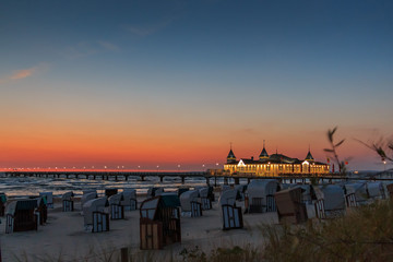 Pier, Seebrücke Ahlbeck im Sonnenaufgang, Blaue Stunde. Bootsanleger. Ostsee, Insel Usedom_004
