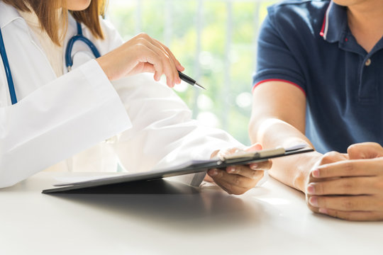 Doctor and patient are discussing something, medical diagnosis concept.