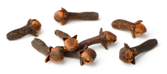 Obraz premium dried herb, dried cloves isolated on white