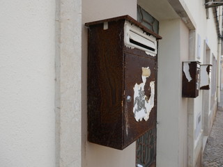 Alte, verrostete, verwitterte  Postkästen, an einer Hauswand in Portugal.
Old, rusted, weathered...