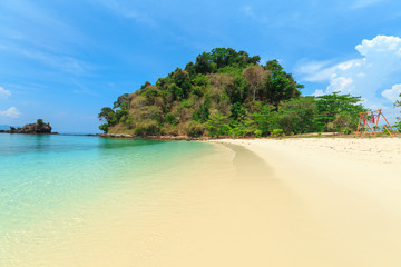 Fototapeta na wymiar Bruer Island, amazing island from southern of Myanmar. A stunning seascape with turquoise water and white sand beach against blue sky at Bruer Island. Panoramic view