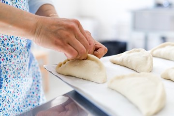Obraz na płótnie Canvas Baker preparing the mince pies in the bakery