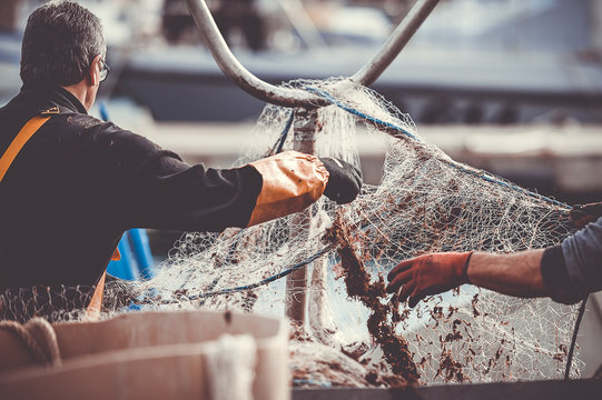 P&ecirc;cheurs en train de manipuler leur filet