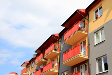 Kolorowe balkony w budynku wielorodzinnym, apartamentowiec.