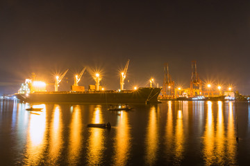 Fototapeta na wymiar Cargo ships carrying cargo at night.