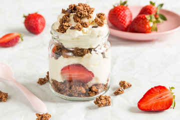 Dessert mit Erdbeeren