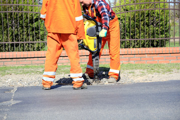 Roboty drogowe z młotem pneumatycznym, łatanie dziur. © Stanisław Błachowicz