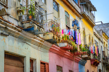 Fototapeta na wymiar old quarters in the Cuban capital of Havana