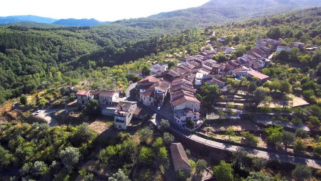 Drone en Mogarraz y Monforte de la Sierra en la provincia de Salamanca, Castilla y Leon (España) Video aereo con Dron