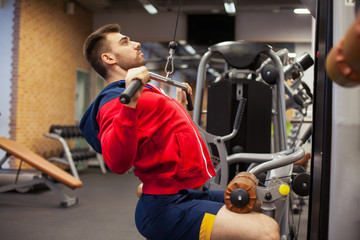 Obraz premium man with weight training in gym equipment sport club