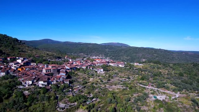 Drone en Mogarraz y Monforte de la Sierra en la provincia de Salamanca, Castilla y Leon (España) Video aereo con Dron