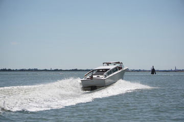 Speedbot in der Lagune von Venedig