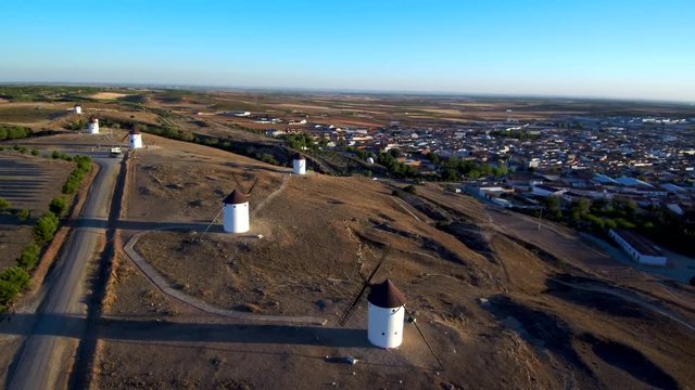 Drone en Molinos de viento en Mota del Cuervo, pueblo de Cuenca en Castilla la Mancha (España) localizacion de Cervantes para Don Quijote de la Mancha. Video aereo con Dron