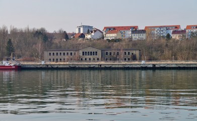 Fototapeta na wymiar Gebäude an der Küste von Sassnitz