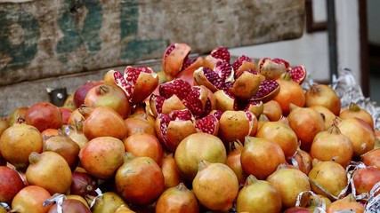 Granatäpfel, Granatapfel, offene Früchte
