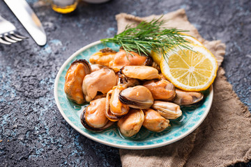 Marinated mussels with lemon and spices