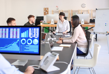 Obraz premium Man working with stock data in office. Finance trading