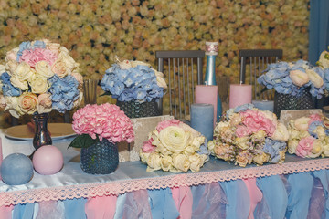 Obraz na płótnie Canvas Decoration from many roses at a wedding banquet