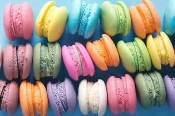 Keuken spatwand met foto Colorful macarons cakes with close up shot. © abimagestudio