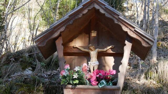 Crocefisso di montagna in legno