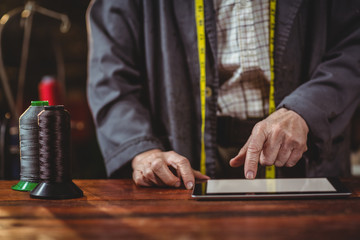 Shoemaker using digital tablet