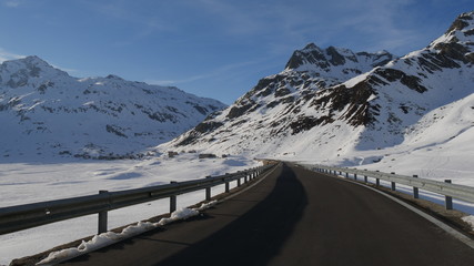 Strada passo Spluga in inverno