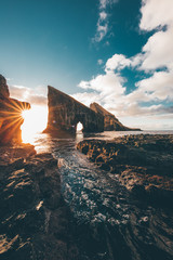 Fels Drangarnir Berg im Sonnenuntergang auf Faroe Islands 