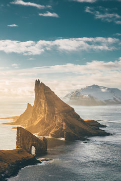 Berg Luftaufnahme im Sonnenuntergang Drangarnir Faroe Islands