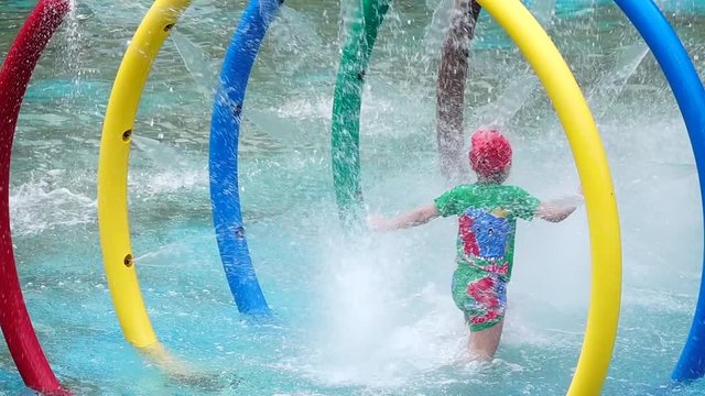 HD 1080 super slow springer spray in the pool