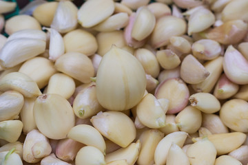 peeled garlics on table for cooking