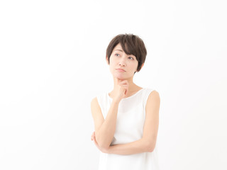 悩む女性
