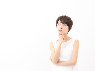 悩む女性
