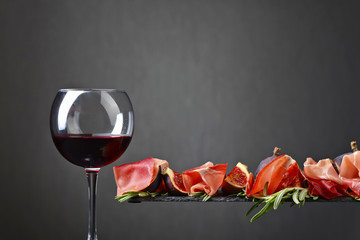 Prosciutto with figs, red wine and rosemary .