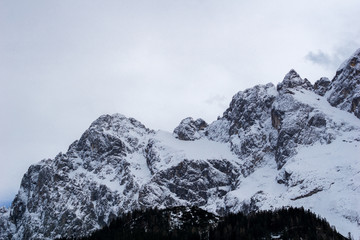 Fototapeta na wymiar Riesiges schneebedecktes Gebirge in den Alpen 