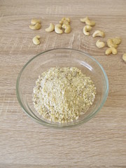 Selbtgemachter veganer Streukäse, Pizzakäse aus Cashew