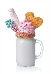 Photo sur Plexiglas Milk-shake Milk-shake fou avec crème fouettée rose, guimauve, gaufre et bonbons colorés dans un bocal en verre