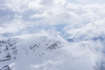 Fototapeta na wymiar Blick auf die schneebedeckten Berge der Alpen 