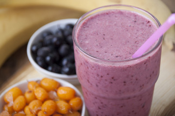 Smoothies with buckthorn, blueberries and a banana