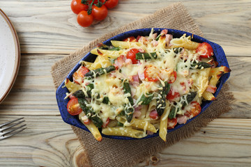 pasta gratinata maccheroni al forno con verdure e legumi vari su sfondo tavolo di cucina