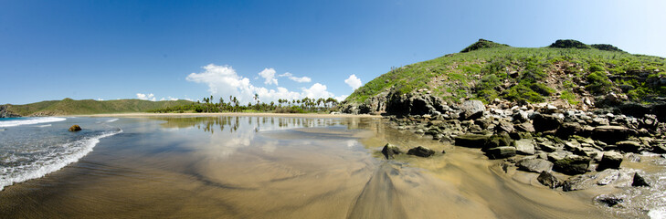 Obraz premium Scenics from the beaches of the sea of cortez, where the desert meets the sea, Baja California sur Mexico.