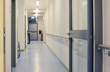 Flur mit Durchgangst&uuml;r im B&uuml;rogeb&auml;ude